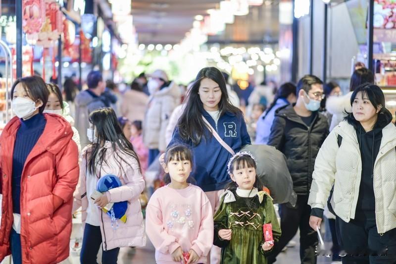 春节消费市场迎来开门红，这份亮眼成绩单生动诠释着中国经济的蓬勃活力。景区摩肩接踵