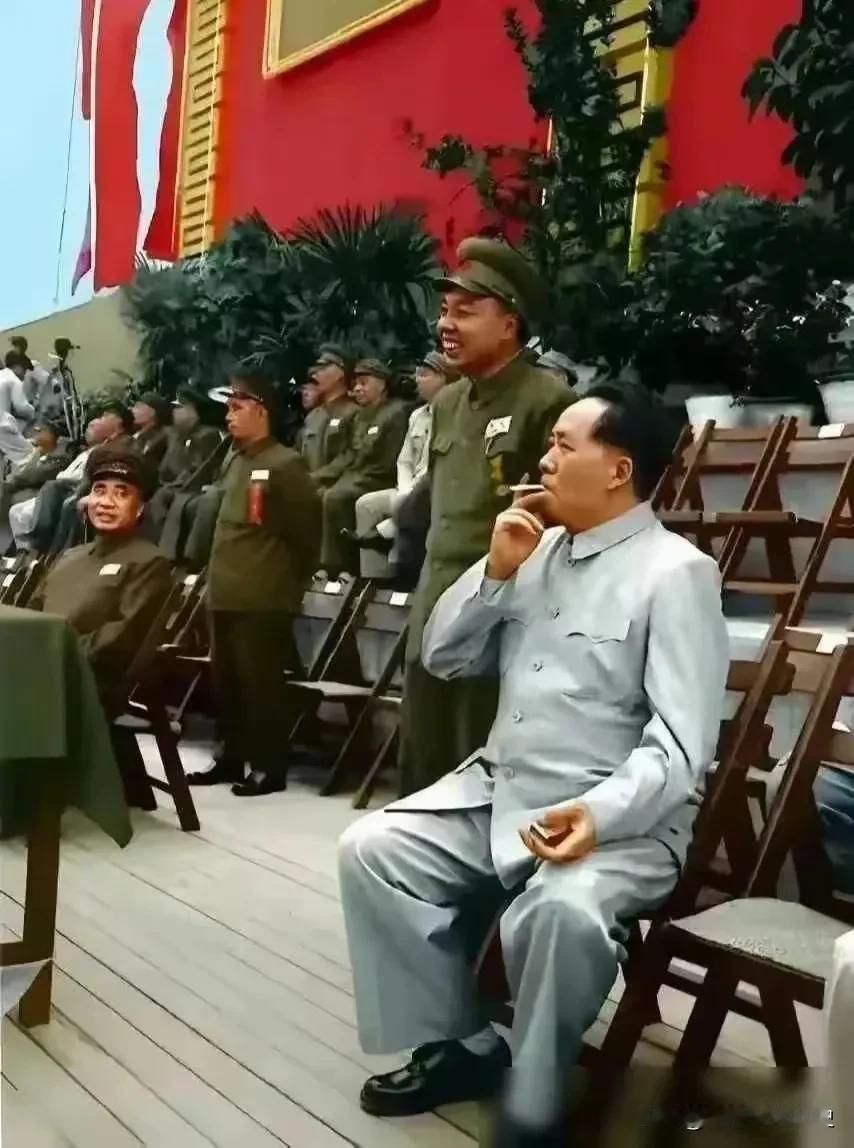 毛主席这张照片，的确堪称其众多照片中最具威势的一张，让人观之不禁心生敬仰。
 
