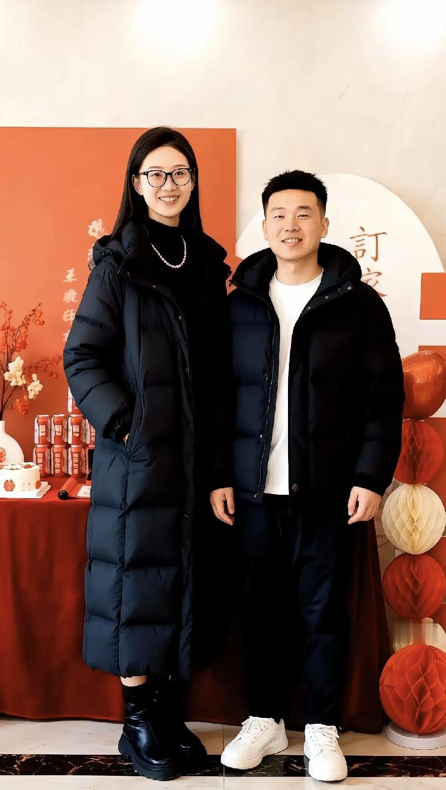 昨晚微博突然爆了条热搜，说一对学霸情侣要订婚，女方是北大生命科学博士，男方哈工大