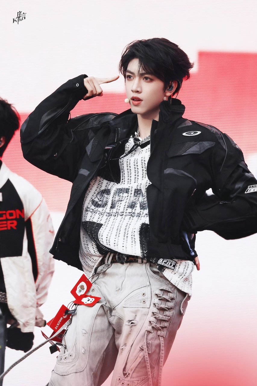 张桂源新音生图张桂源新音大屏！ 张桂源新音大屏真的好帅啊 