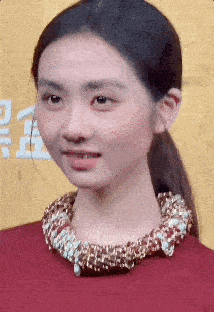 黄多多需要加强表情管理，现在00后05后貌似普遍下颌发育不行，她这点还像她爹黄磊