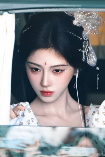 鞠婧祎路透观音相鞠婧祎白衣路透氛围感持续刷屏，素净长裙干净脱俗，眉心朱砂点缀增添