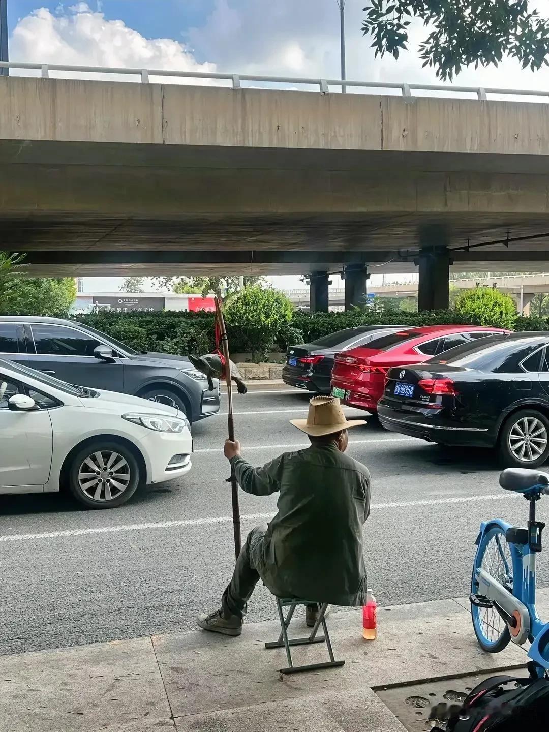 前几天老板花了8w参加了一期什么铁军的培训班，回来就宣布管理新举措：今后各部门的