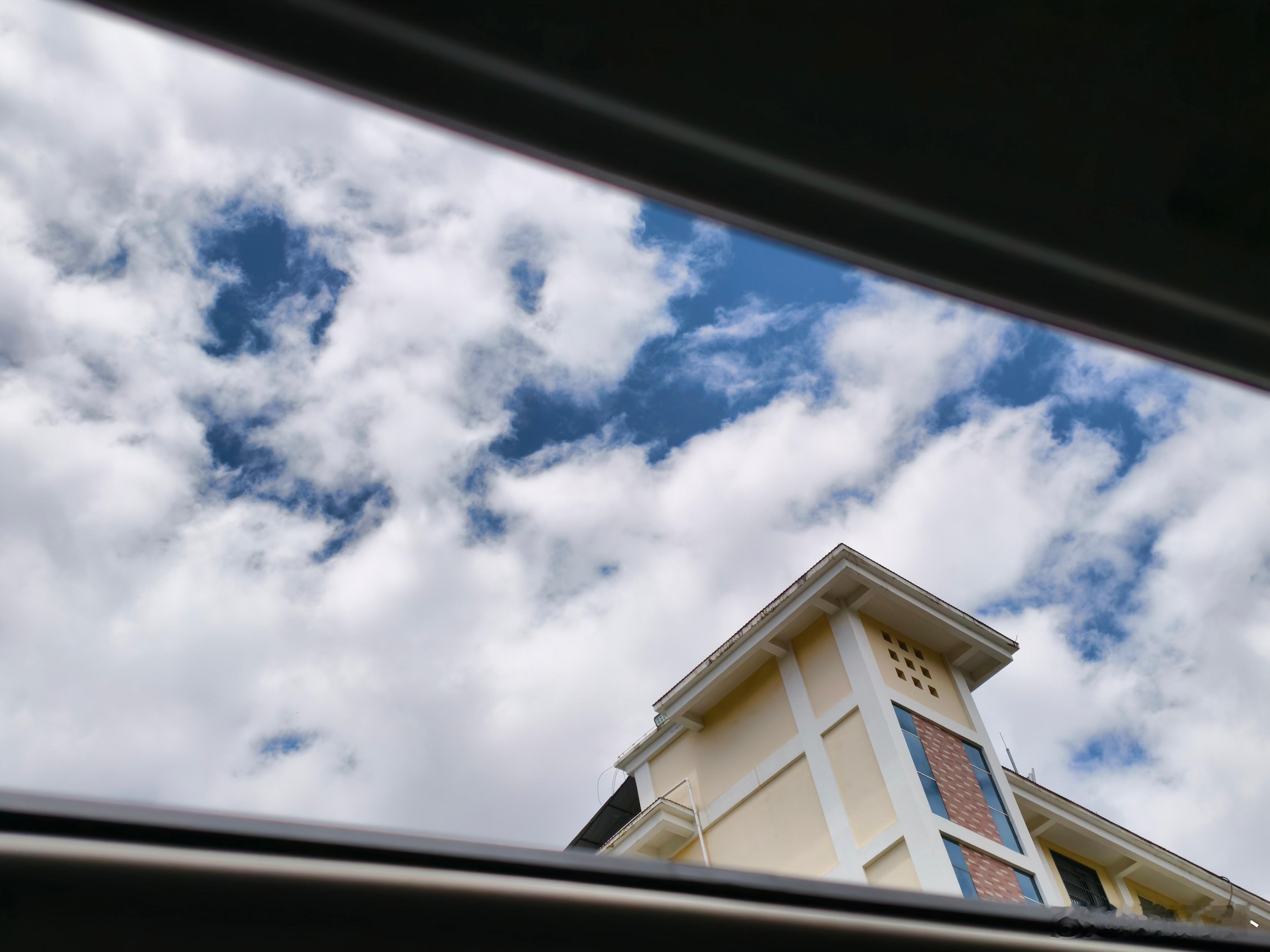 摄影云南天空温柔以待 抬头，是这一方天窗框住的限定温柔。☁️天空铺满了如海绵般蓬