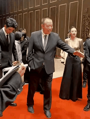 陈凯歌推开章子怡，和张颂文站在一起，章子怡满脸不服气。

脸都气歪了，怪只怪自己