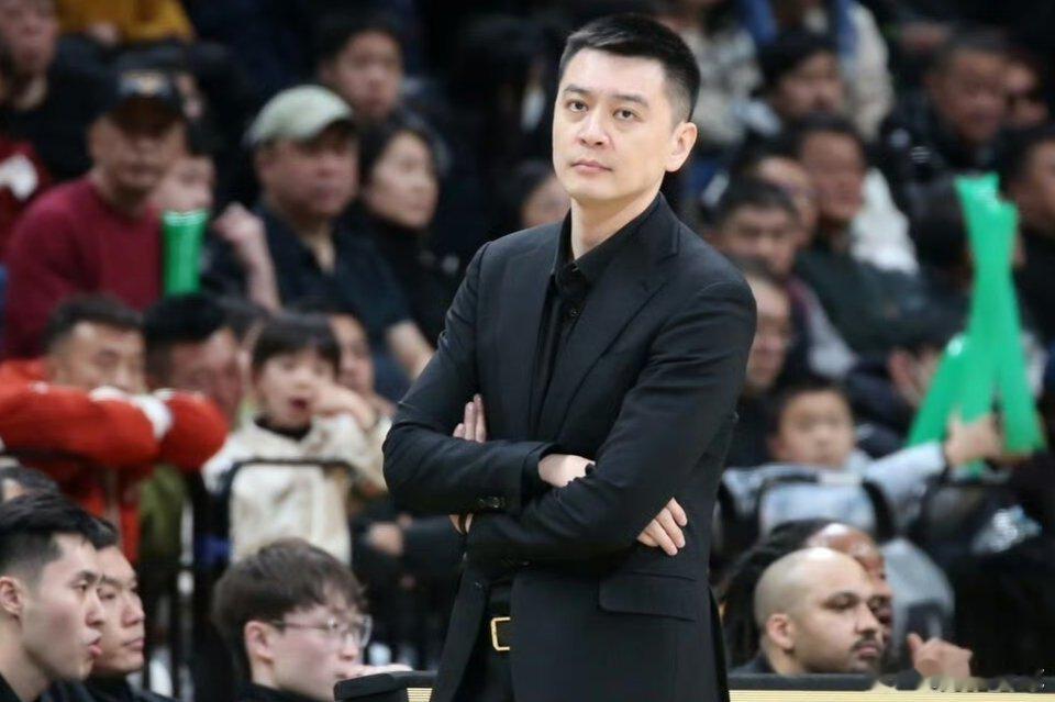 球队连败战绩不佳，辽宁男篮官宣：杨鸣指导因个人身体原因提出辞职，俱乐部尊重其个人