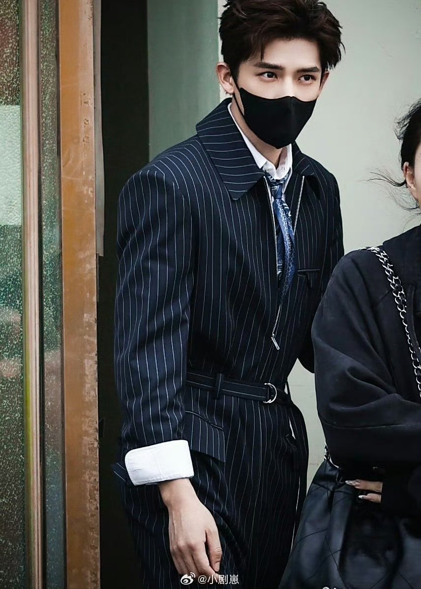 拍成这样都能一秒认出王安宇王安宇顶级骨相热成像都挡不住王安宇的骨相优势，光看轮廓