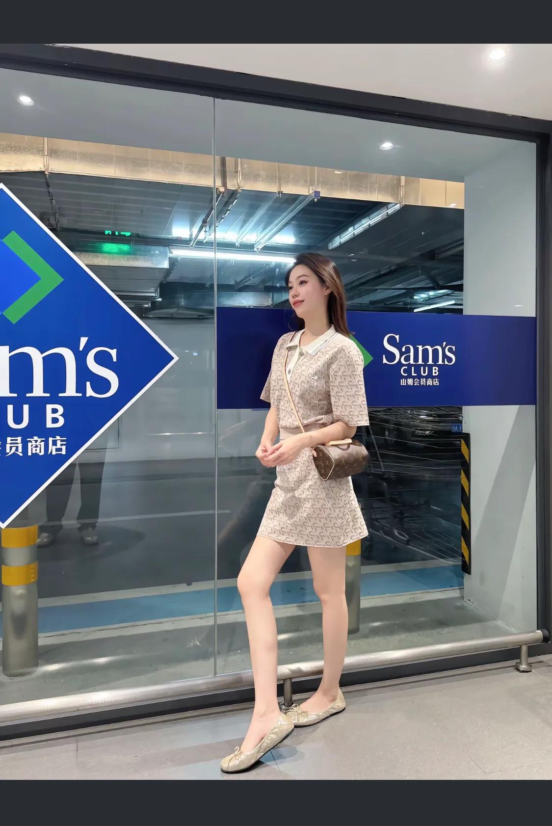 优雅连衣裙搭配手提包，都市女性范儿十足！