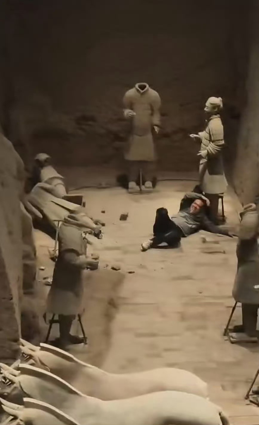 兵马俑被砸烂了是怎么飞下去砸烂兵马俑的[融化][融化][融化]这种古物保存可能以