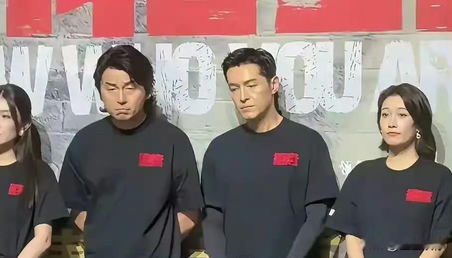 看抓特务这张活动同框照，一下读懂何为相由心生、运随气走。胡歌身姿端正沉稳，双手交