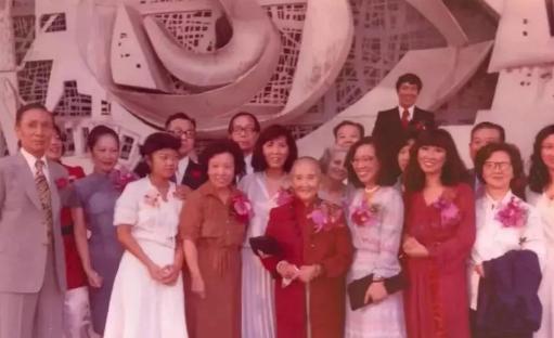 1949年，52岁的她丈夫遇难，她独自一人抚养8个女儿和5个儿子，却成功培养出了