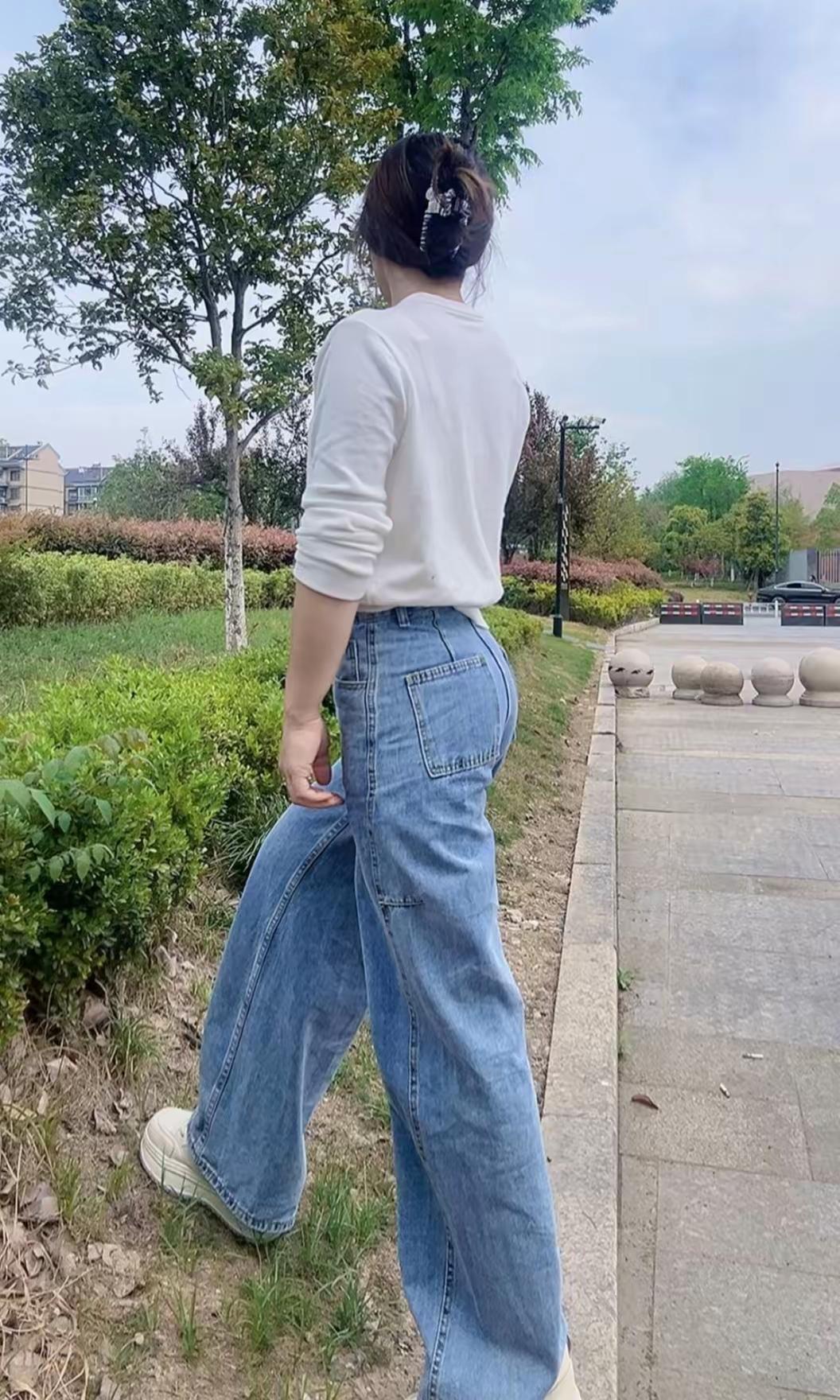 牛仔裤穿搭，轻松自在，享受悠闲时光。