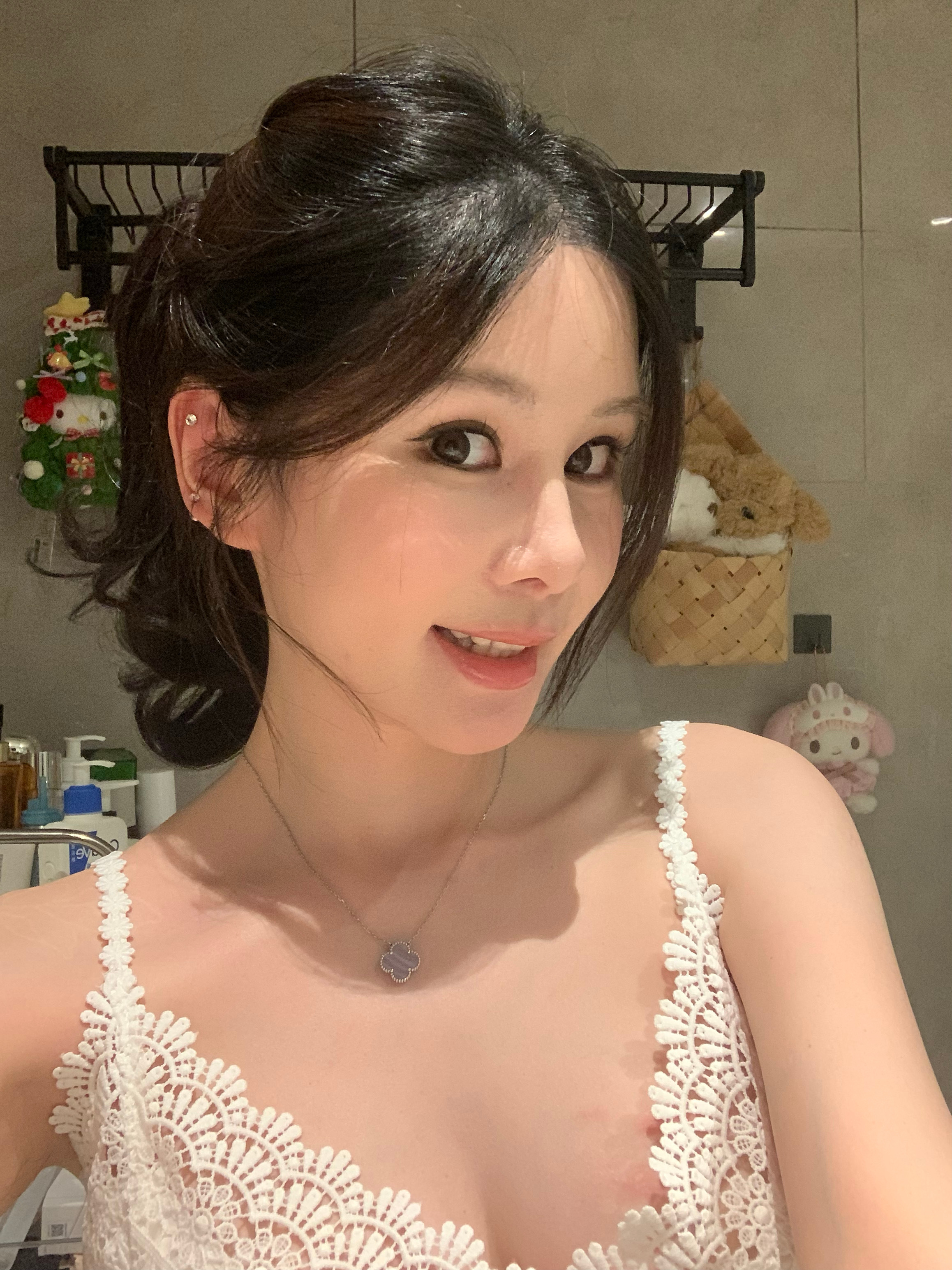 这个假发是我买了十多顶假发里最真最自然的。就是一个马尾，很漂亮很好用直接一夹就好