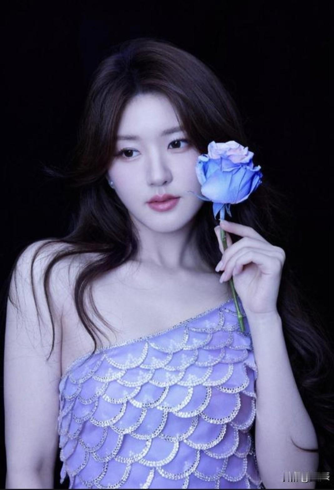 赵露思的梦幻蓝玫瑰造型，真的把优雅美展现得淋漓尽致，像画里走出来的美人。
之前她