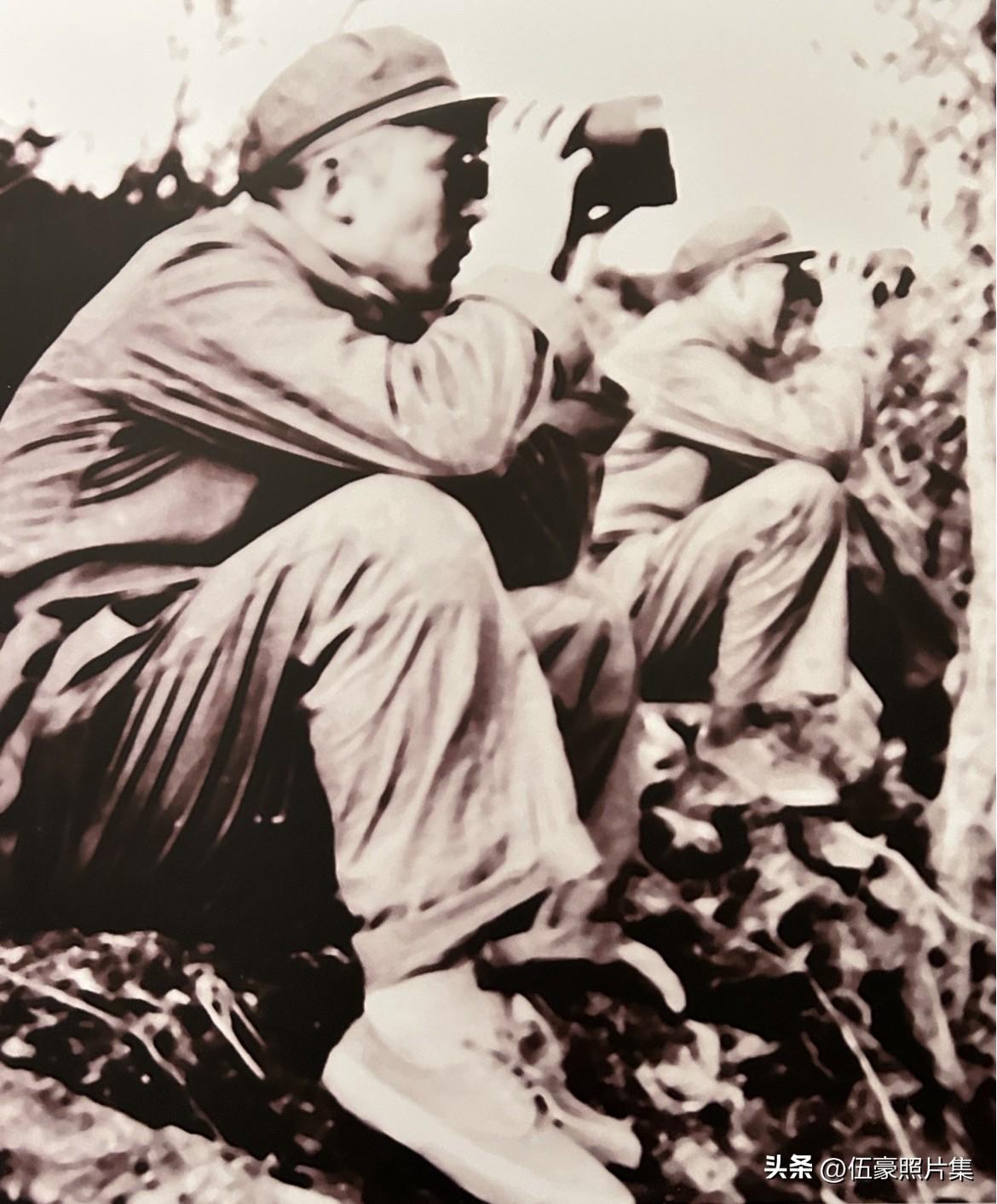 1953年，时任志愿军六十军副军长的王诚汉（左）在朝鲜战场观察敌情。时年6月，为