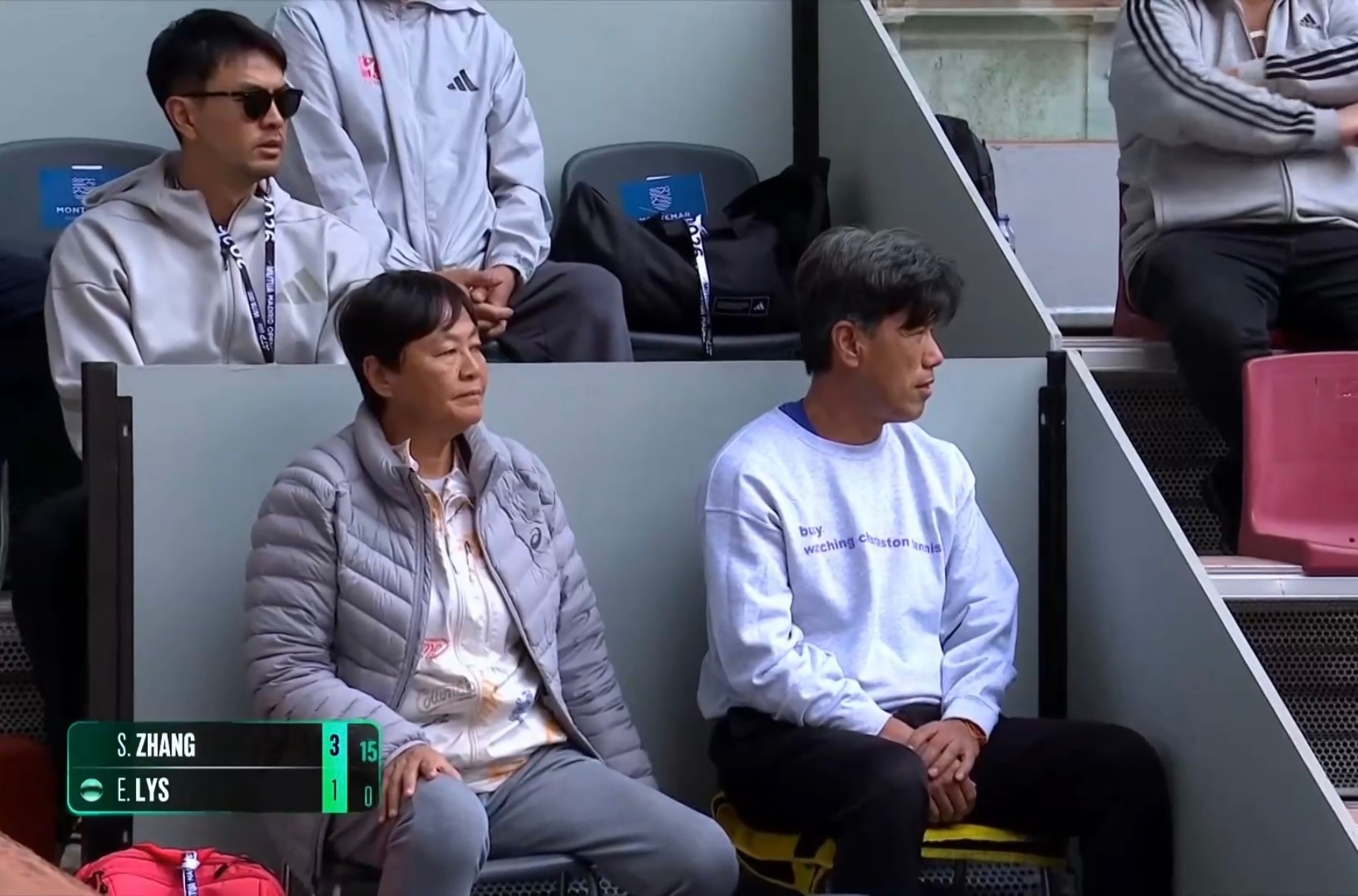 张帅马德里首轮加油👏这套新衣服怪美的……比之前红色的套装好看团队很久没看到刘硕