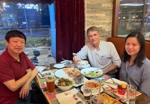 美媒为台独站台，中国驱逐了他们那个和老胡一起吃过饭的记者黄月眉。
或许只是巧合。