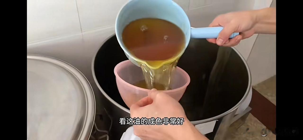 花生油是一种常见的食用油，它由花生种子经过压榨或提取而得。在评价花生油的味道时，