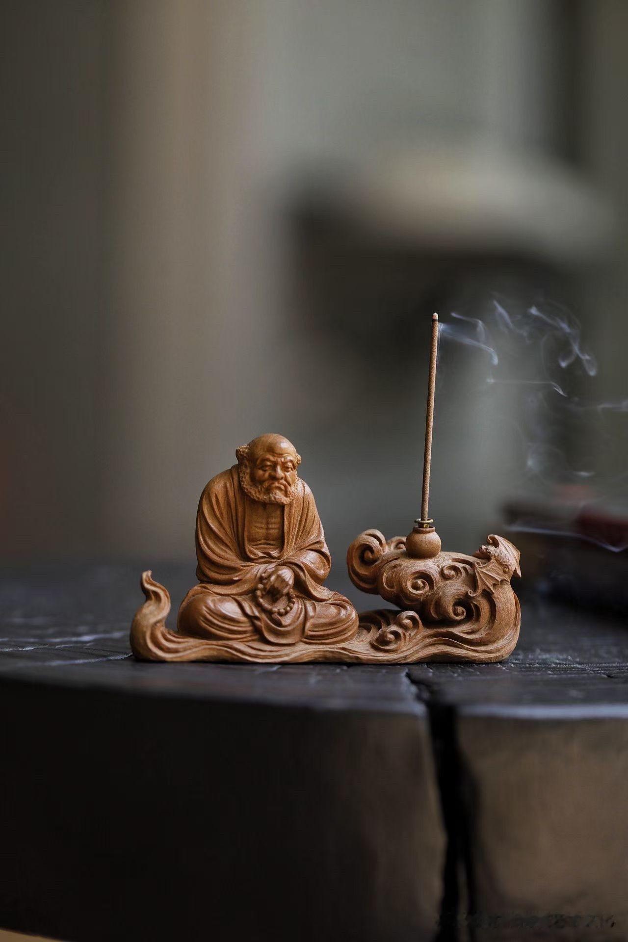 老山檀香的妙处，不只在香，更在于它能让人慢下来。

这一件达摩香插，以老山檀香整