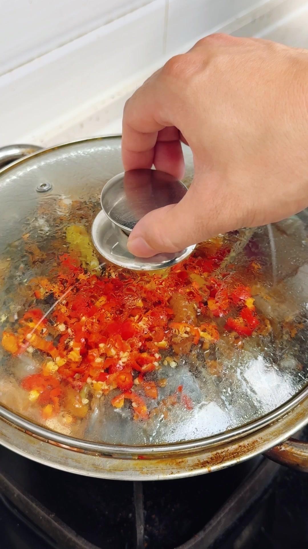 谁懂啊家人们！每次做鱼头要么太柴要么腥味重，今天这个砂锅鱼头真的绝了！不蒸不炒不
