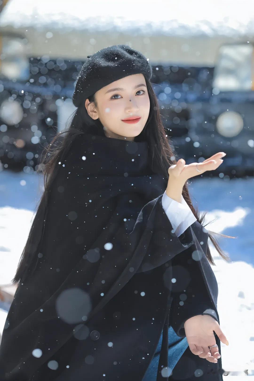冬日暖阳下，黑帽少女轻抚雪花，唯美动人。