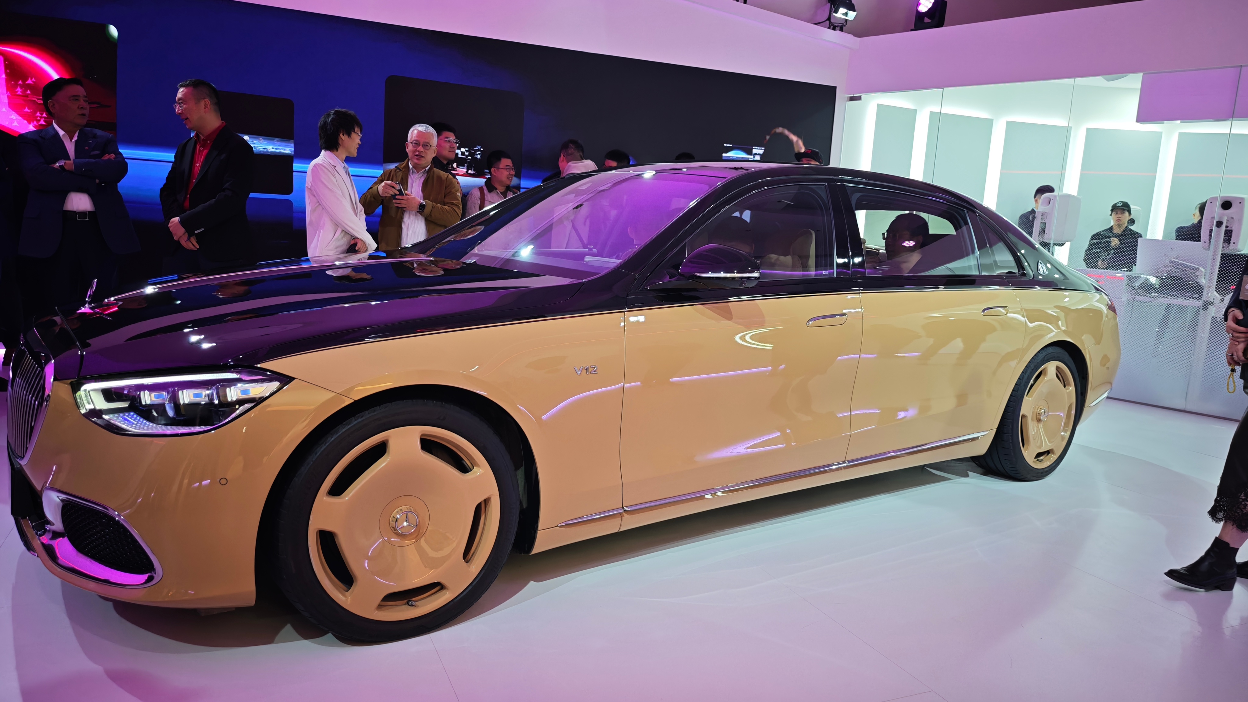 迈巴赫应该是什么颜色的 这样可以吗？迈巴赫S级全球首秀