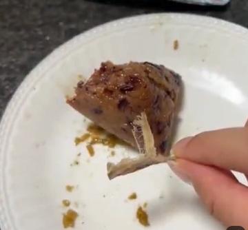 恶心至极！河南洛阳女子超市买回粽子礼盒，吃的时候竟吃出烟头，当场反胃难受。她找超