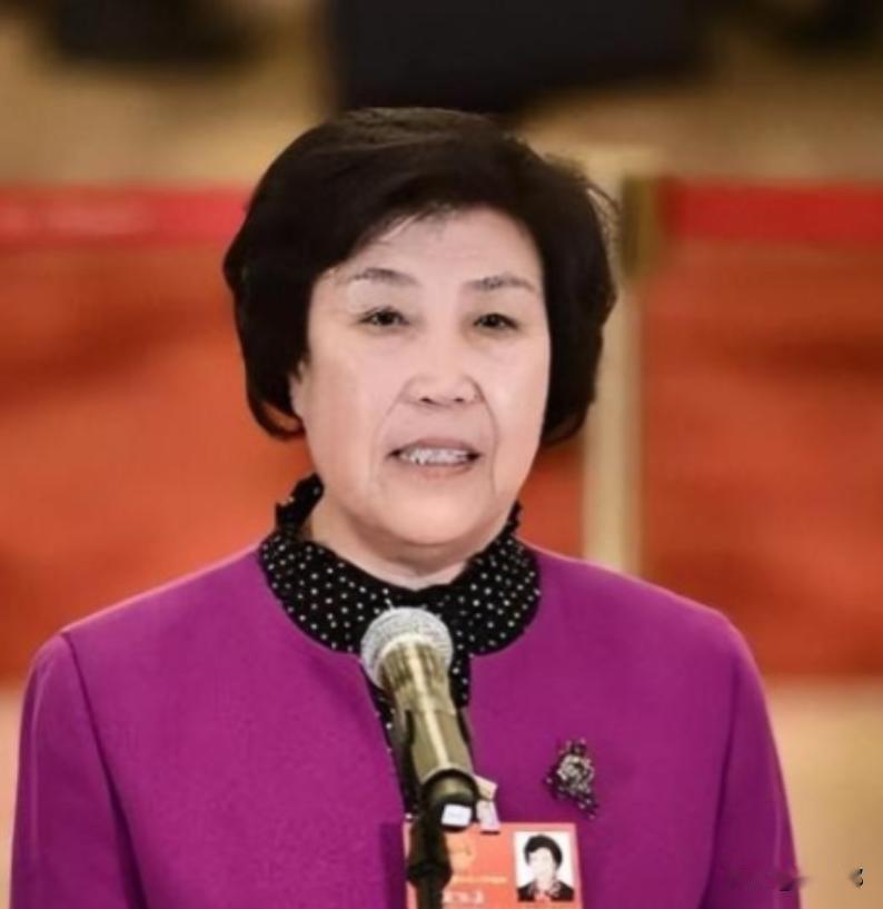 1980年，33岁的郭凤莲被叫进大寨党支部办公室。上级来人念了一份调令：免去大寨