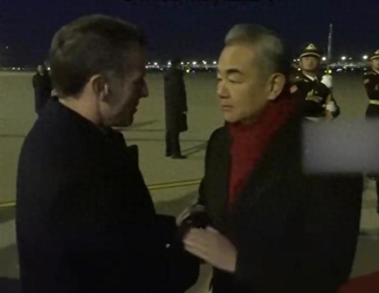 王毅外长亲自迎接。
马克龙这次来中国。
排场很大！

但马克龙的心里。
估计有点