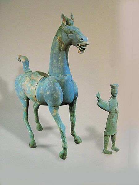 四川绵阳市博物馆 藏1990年四川绵阳何家山2号崖墓出土的青铜马及牵马俑.高13