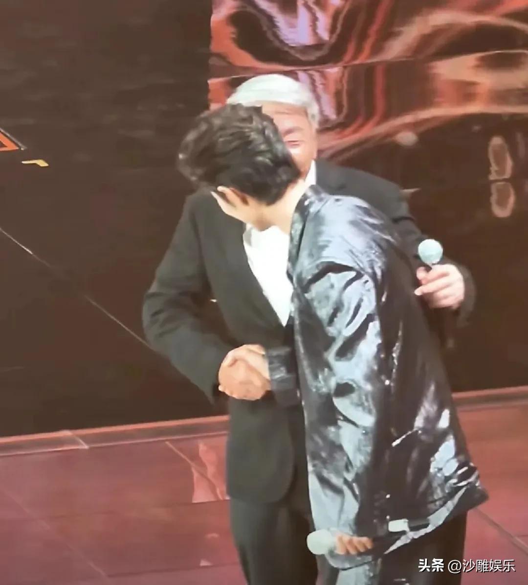 这是今晚娱乐圈最有“人情世故”的一幕！

3月9日的电视剧品质盛典，最大的泪点和