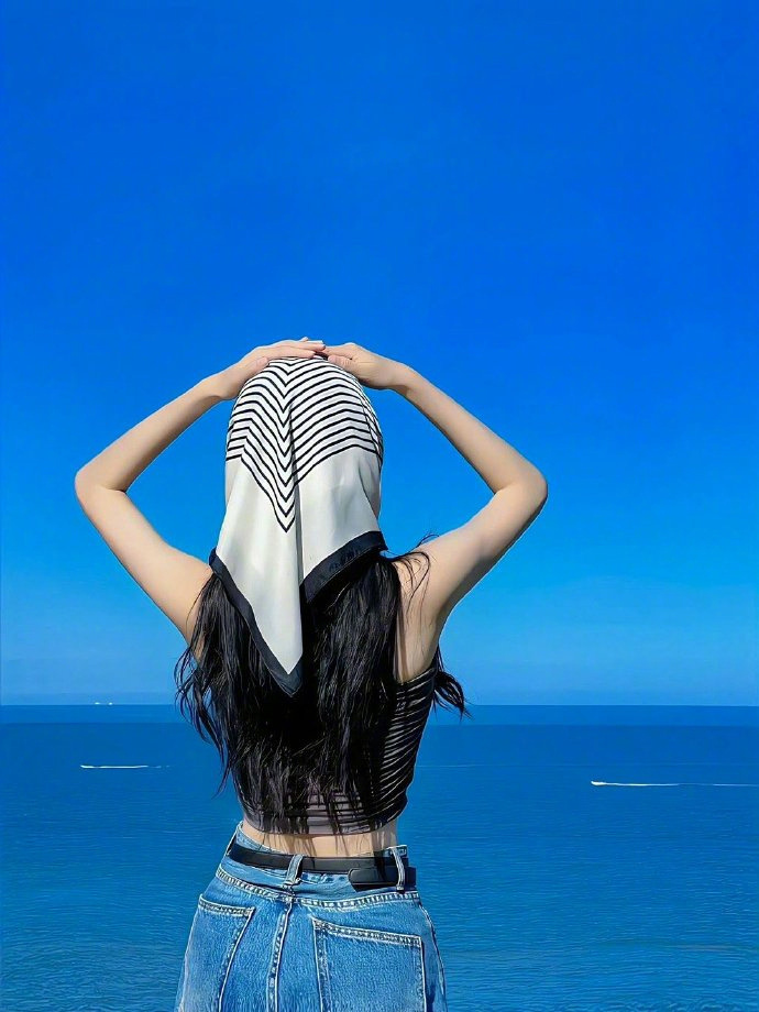 都是小人物，影响不了任何人，也载入不了史册，只要把自己的生活过滋润，一生平平安安