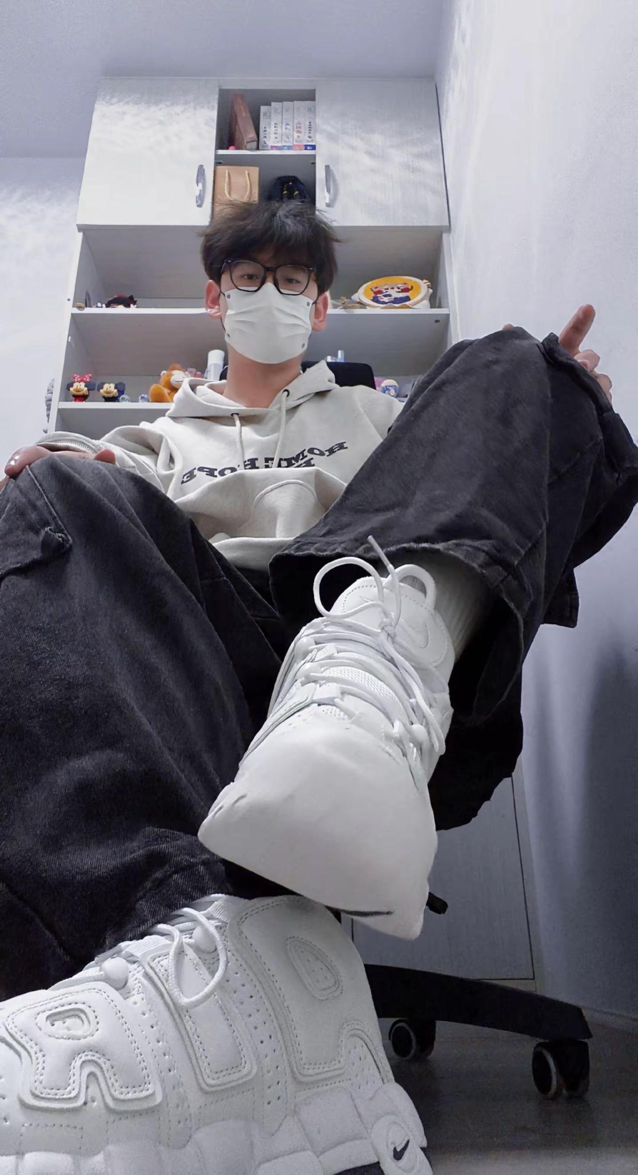 南风天就悄悄爱恋吧。ootd我的穿搭日记 主打的就是反差 奶1 一起打羽毛球