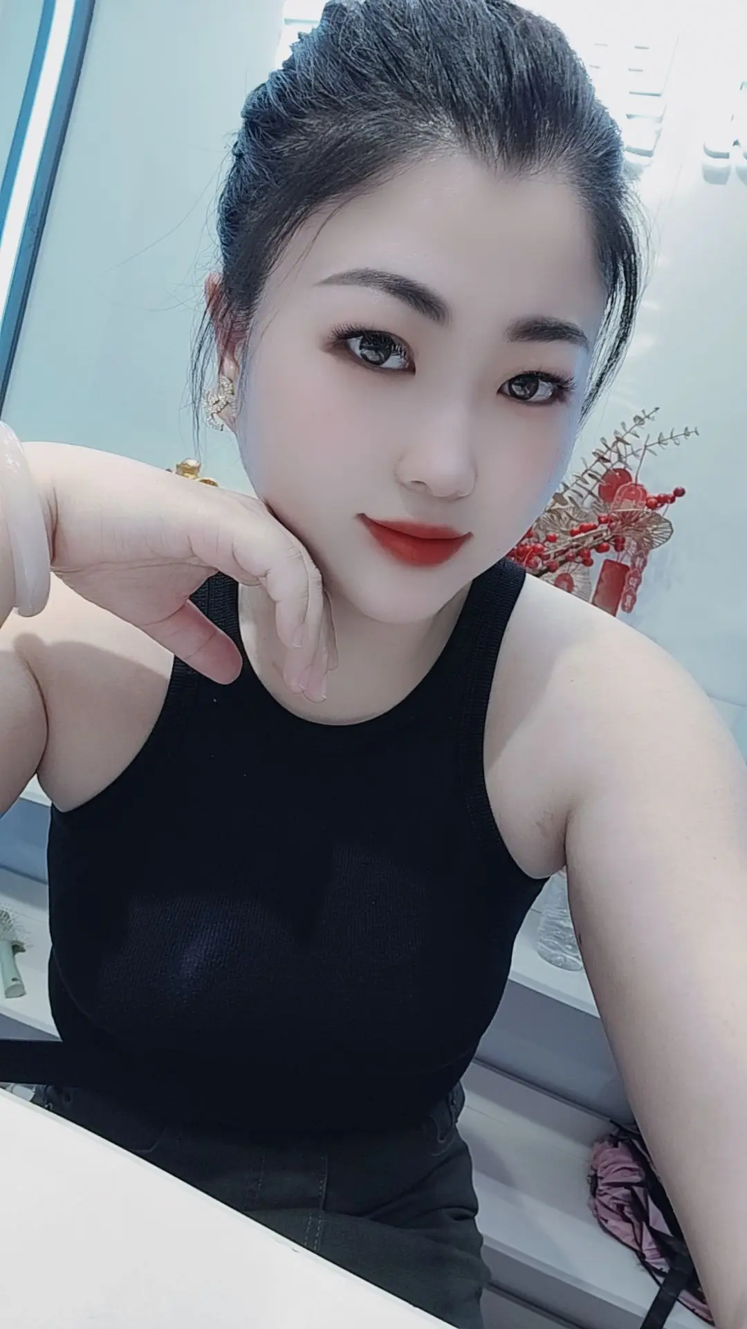卖衣服的小姐姐上线了，广州的天气热死人。