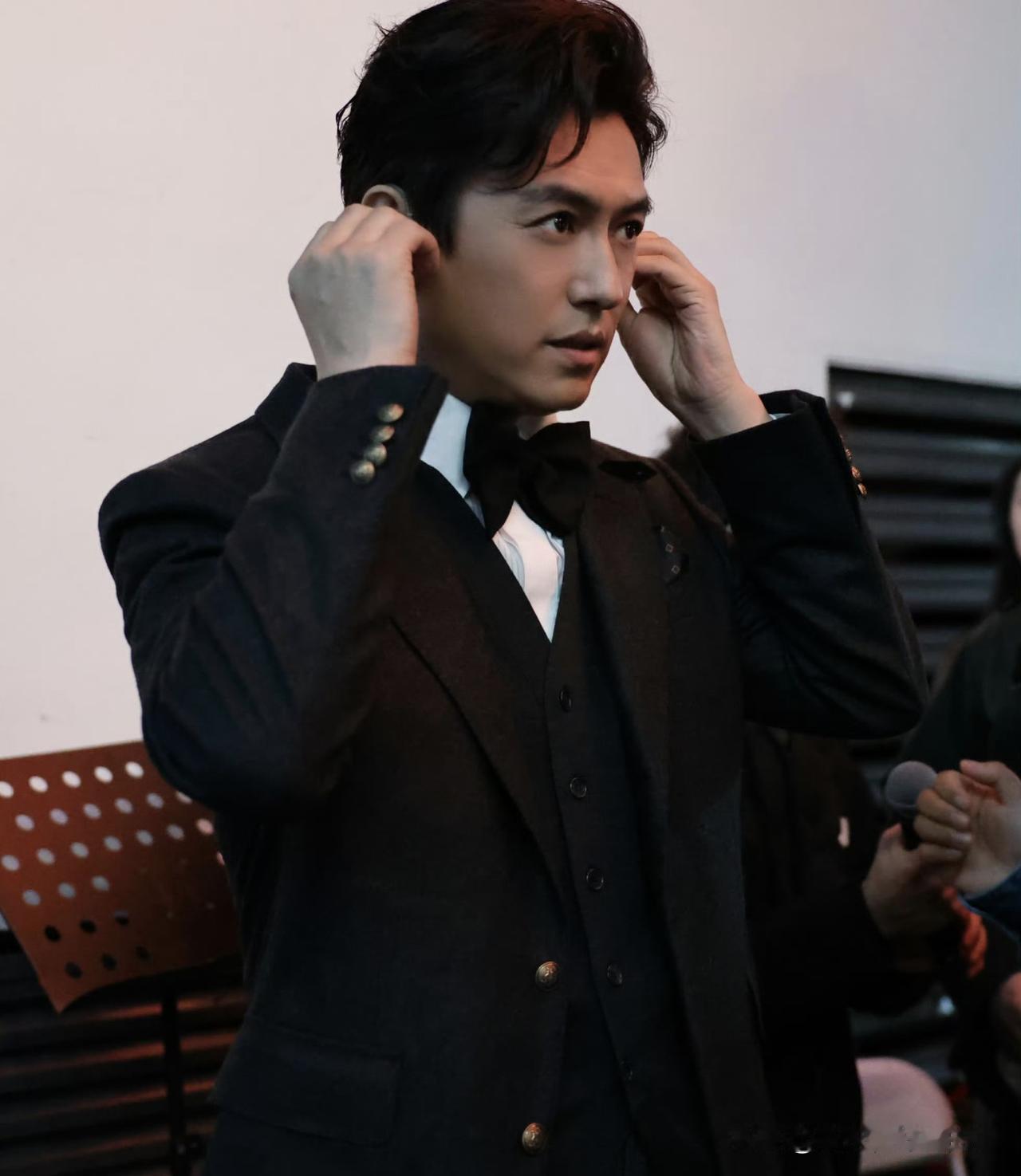 内娱做公益，一半真心一半作秀。唯独靳东，把慈善做成“地下工作”，今天就把这事说透