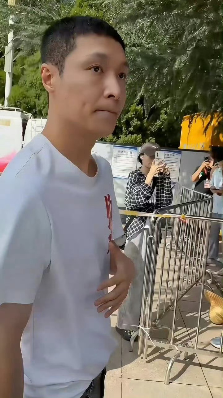张艺兴剃寸头 张艺兴真的在影视行业深耕了，今天剃寸头参加开机仪式张艺兴