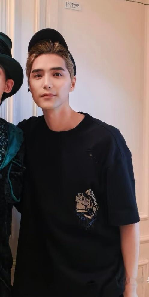 随便一个头发扣个鸭舌帽就美成这样。。阿云嘎音乐剧风声