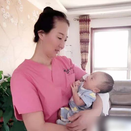 女子花8800请了一位持证月嫂，自己和丈夫睡一间，让月嫂带婴儿睡隔壁

我当年生