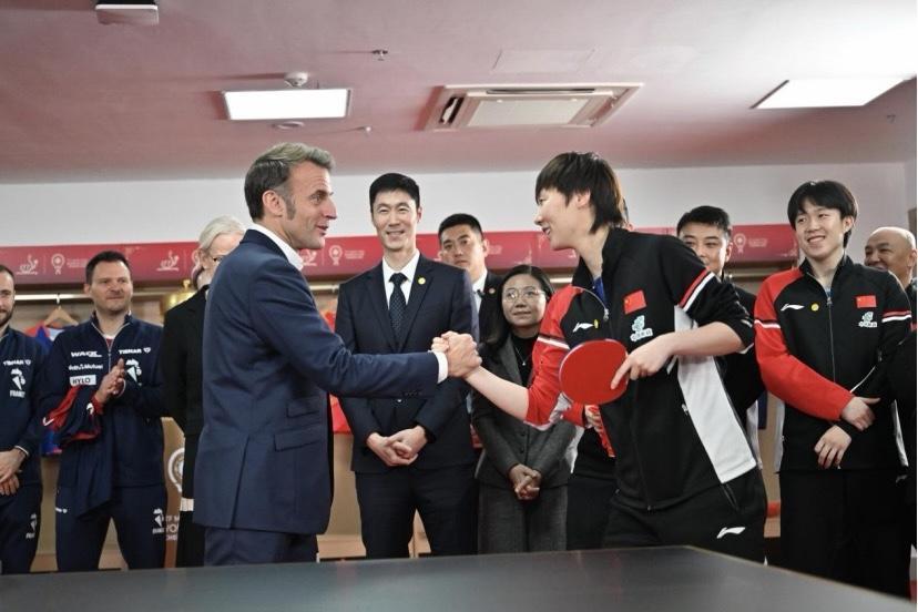 乒乓球🏓外交王曼昱 马克龙与国乒运动员切磋球技