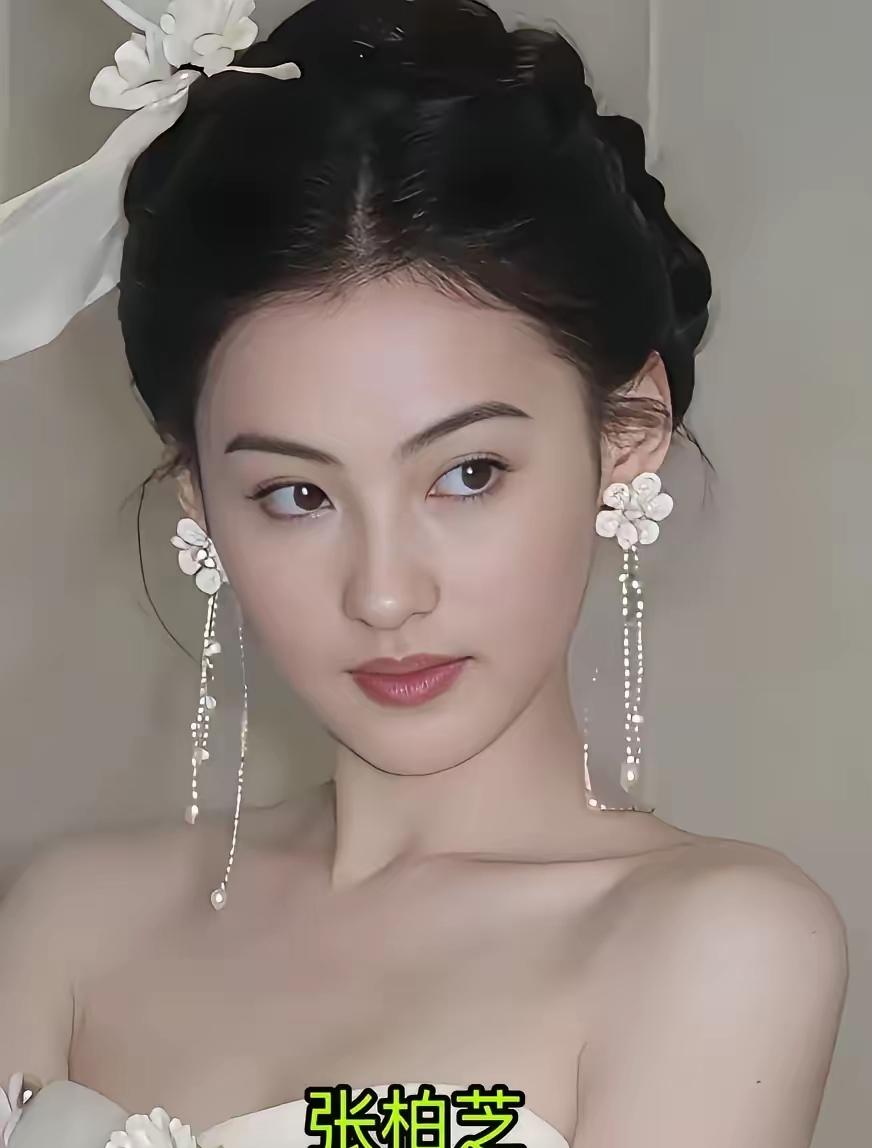 一个独立自主的大姐姐型，一个需要安慰呵护依赖的妹妹型，你选那个？各花入各眼吧
王