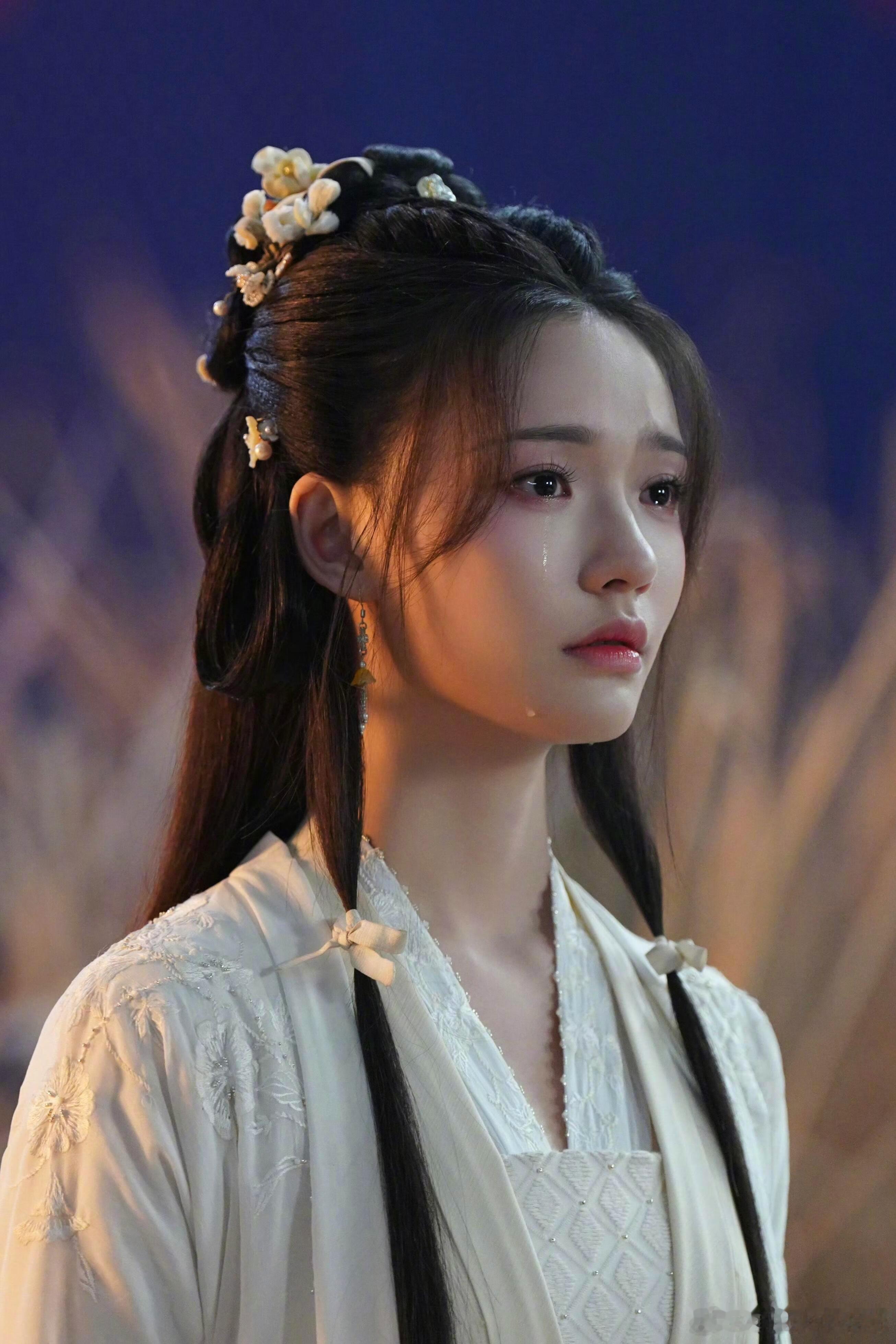 阿谁简直是唐俪辞的专属血包水龙吟 阿谁的角色简直太精彩了！每次唐俪辞陷入困境，阿