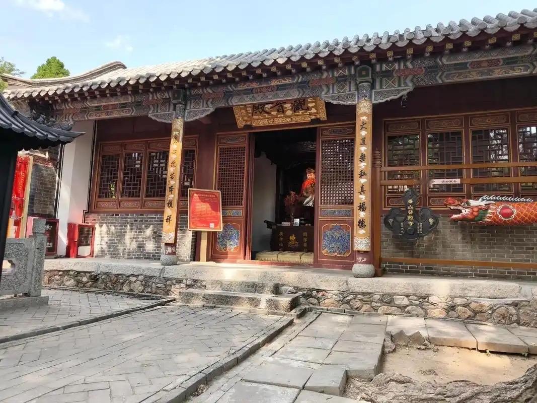 岱麓藏三圣，一纸和礼乐，慰尽千年人间烟火。
汶水绕着古柏缓缓淌过阙里的青石板，殿