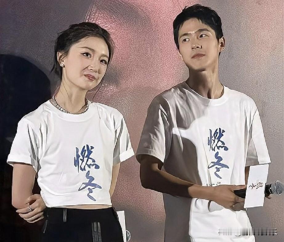 无实锤瓜炸屏！三金影后疑与顶流前男友复合，深夜聚餐引全网扒皮
 
5月18日，“