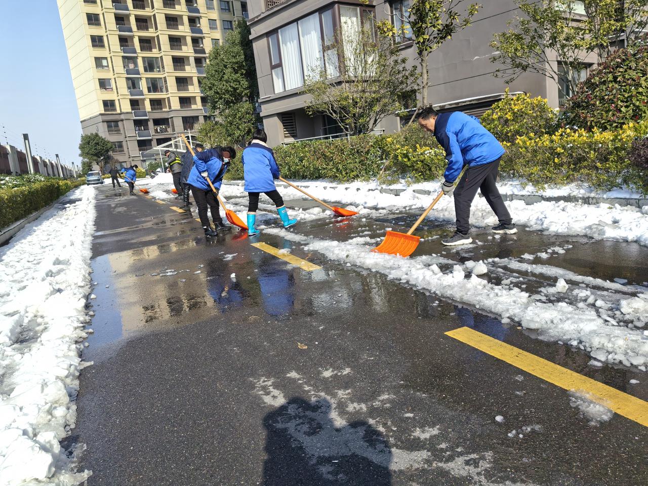 安徽下雪了，我们小区物业一大早就开始清理小区里面的积雪。很敬业的物业保安为他们点