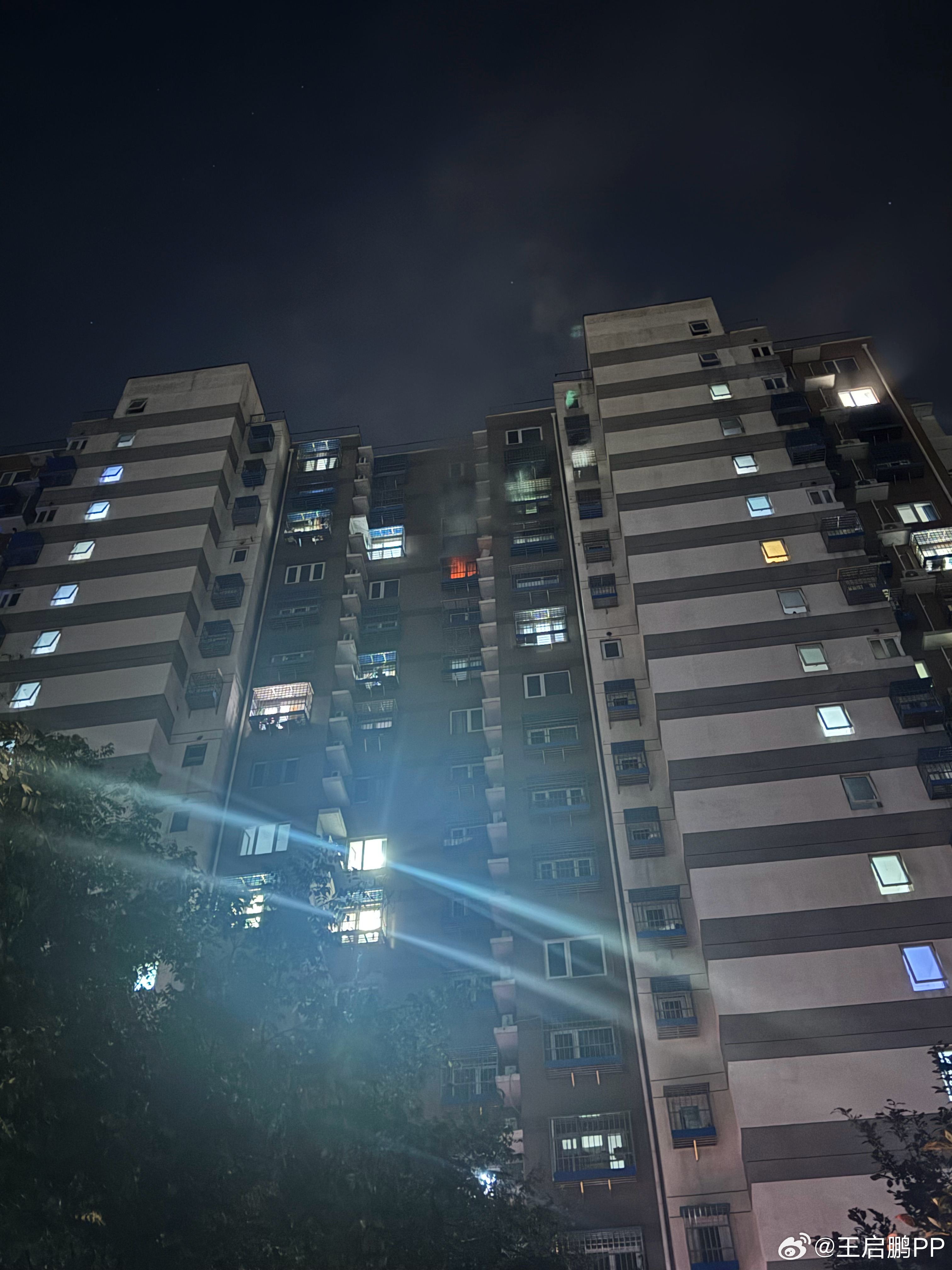 小区着火了，希望人没事[祈祷] ​​​