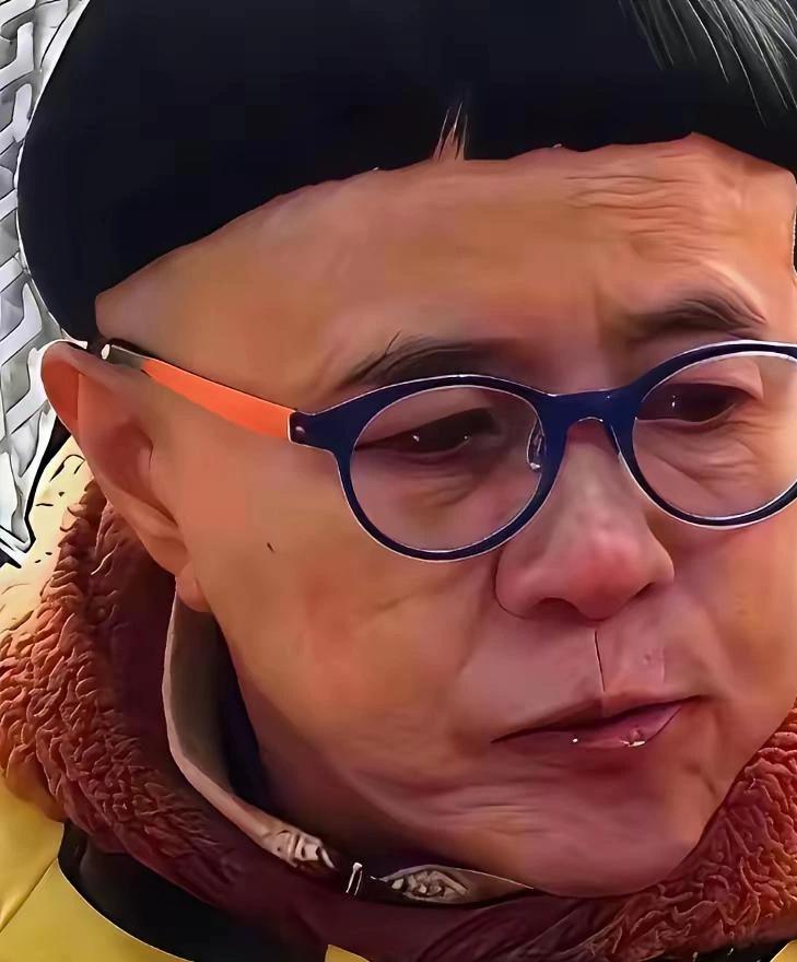 刘纯燕的锅盖头，二十年没变过样。
每隔二十天，她得坐飞机去另一个省剪一次。
原因