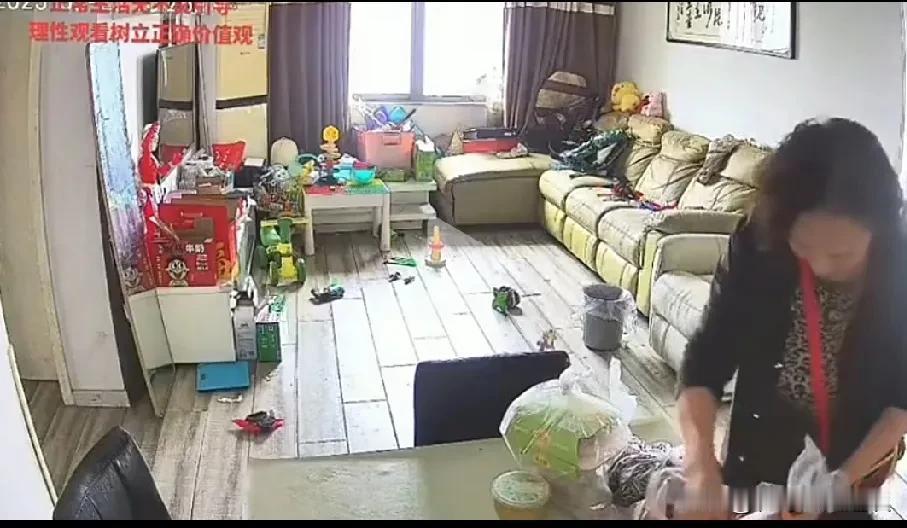 家里有这样偏心的婆婆，不会过的幸福。女子买的外卖，还有排骨，给她婆婆吃，还没有吃