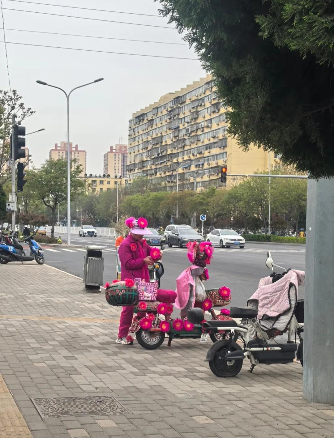 骑电动车的显眼包原以为是位阿姨，走近竟发现是位大爷！