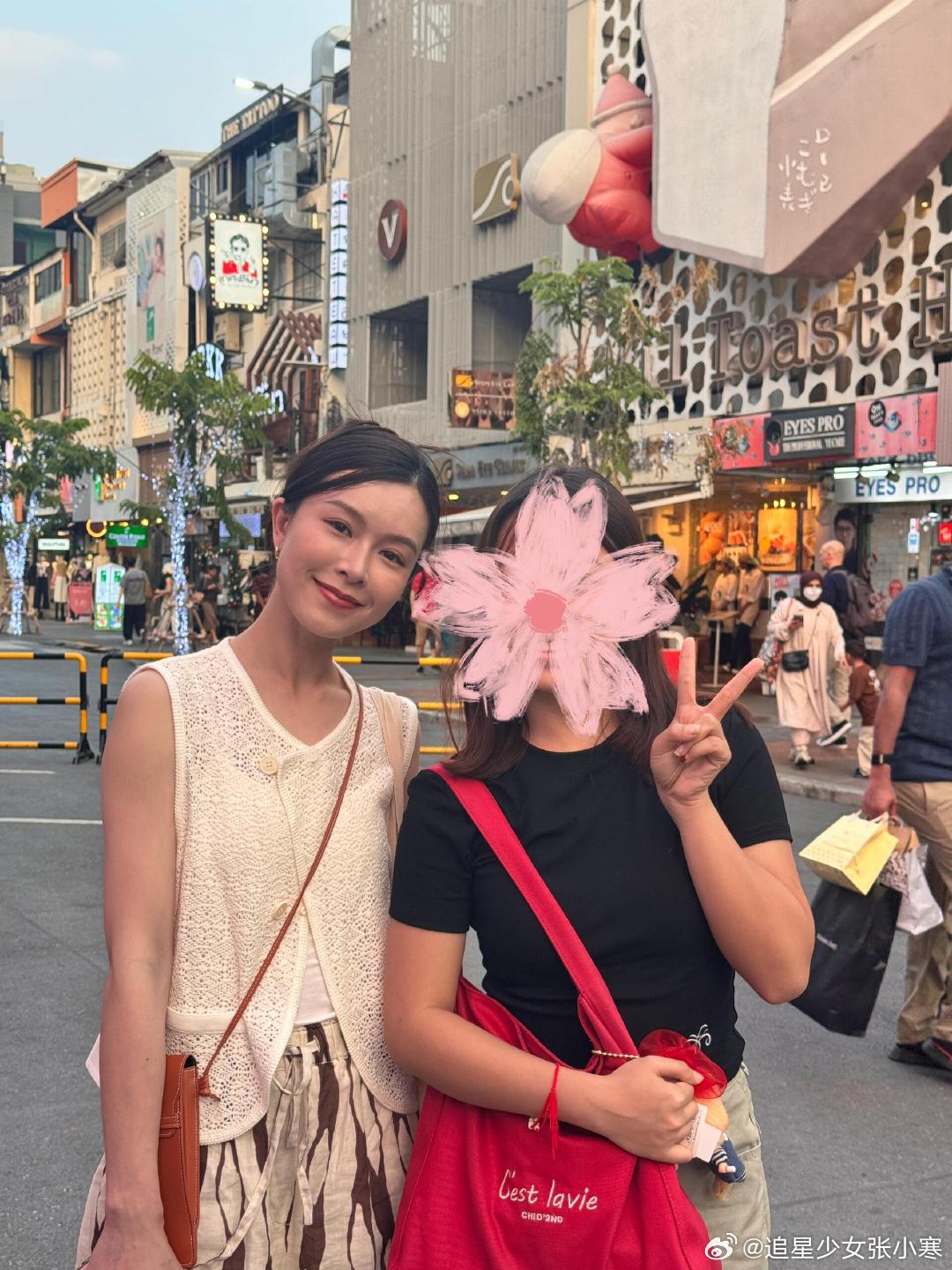 曼谷偶遇文咏珊曼谷街头偶遇文咏珊曼谷偶遇文咏珊，笑容甜美状态佳，完全就是旅行中的
