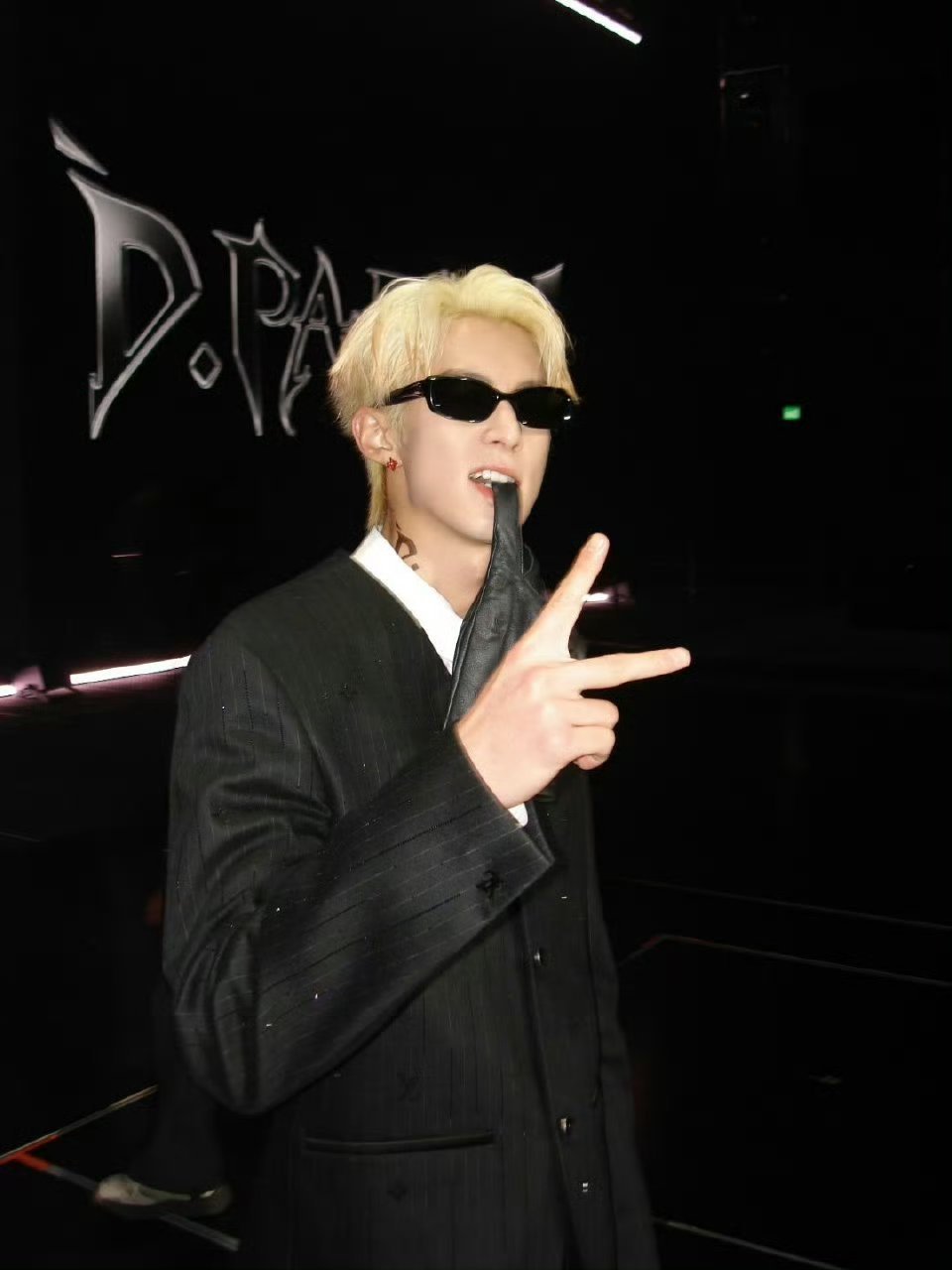 王鹤棣演唱会脱衣服啦OMG  ！好身材就是要大脱特脱！！！ 粉丝吃的好好 